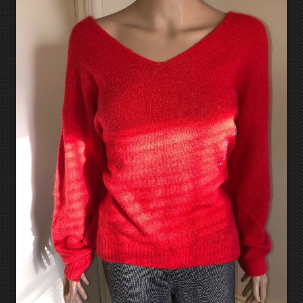 Red V-neck oversized sweater🌻